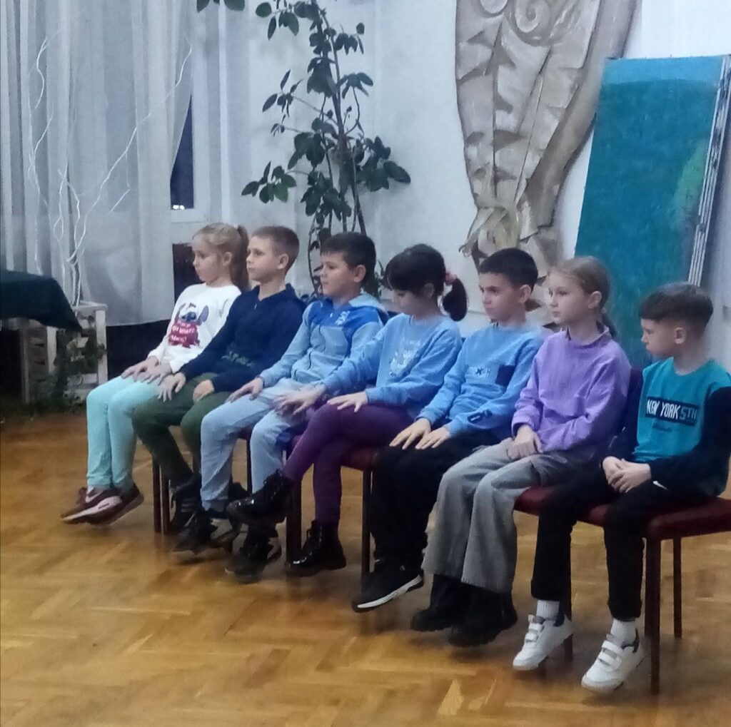 Deca sede u redu na radionici festivala Art zona za sve