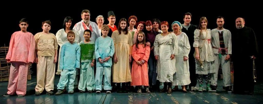 Ansambl Dramskog studija u kostimima na sceni