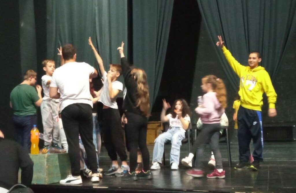 Polaznici Dramskog studija na vežbi na sceni